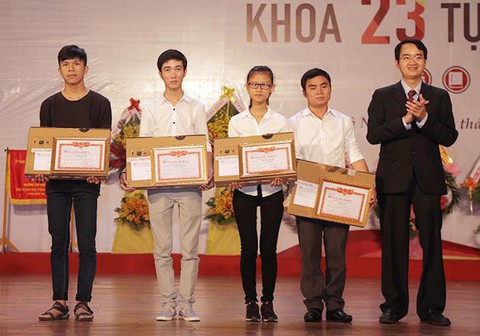Nữ sinh “nhút nhát” có điểm cao ngành Luật Kinh tế - Ảnh 2. Nữ sinh “nhút nhát” có điểm cao ngành Luật Kinh tế - Ảnh 2.