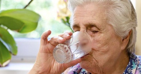Nắng nóng, người già mắc bệnh mạn tính có thể gặp nguy hiểm - Ảnh 1. Nắng nóng, người già mắc bệnh mạn tính có thể gặp nguy hiểm - Ảnh 1.