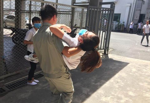 Hơn 20 công nhân nhà máy Yazaki ở Quảng Ninh bất ngờ ngất xỉu - Ảnh 1. Hơn 20 công nhân nhà máy Yazaki ở Quảng Ninh bất ngờ ngất xỉu - Ảnh 1.