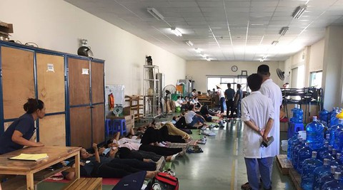 Hơn 20 công nhân nhà máy Yazaki ở Quảng Ninh bất ngờ ngất xỉu - Ảnh 3. Hơn 20 công nhân nhà máy Yazaki ở Quảng Ninh bất ngờ ngất xỉu - Ảnh 3.