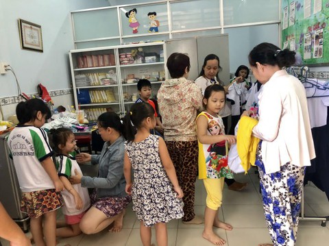 Học sinh phải mua đồng phục... ngủ? - Ảnh 1. Học sinh phải mua đồng phục... ngủ? - Ảnh 1.