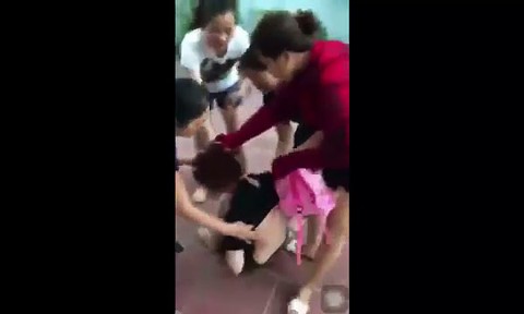 Cô gái bị gia đình tình nhân đột kích phòng trọ, lột đồ đánh ghen - Ảnh 1. Cô gái bị gia đình tình nhân đột kích phòng trọ, lột đồ đánh ghen - Ảnh 1.