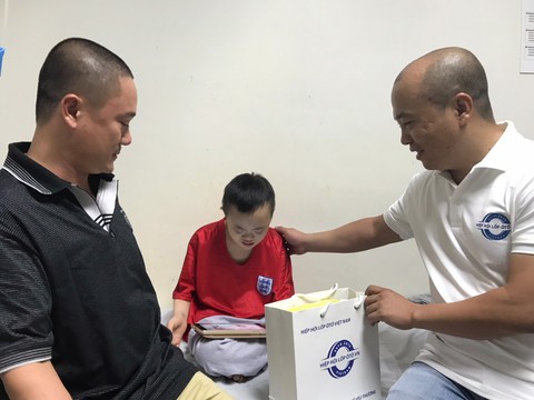 Hiệp hội Lốp ô tô VN tặng quà cho 300 bệnh nhân - Ảnh 2.