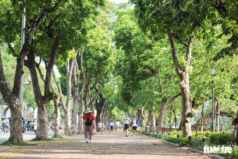 Du khách nước ngoài vật vã vì nắng nóng - Ảnh 2. Du khách nước ngoài vật vã vì nắng nóng - Ảnh 2.