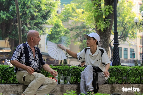 Du khách nước ngoài vật vã vì nắng nóng - Ảnh 4. Du khách nước ngoài vật vã vì nắng nóng - Ảnh 4.