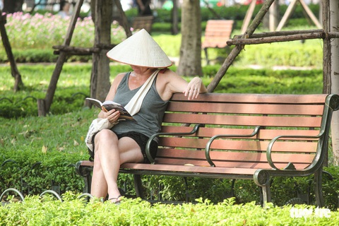 Du khách nước ngoài vật vã vì nắng nóng - Ảnh 1. Du khách nước ngoài vật vã vì nắng nóng - Ảnh 1.