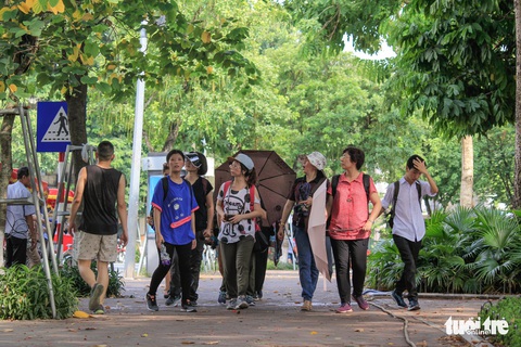 Du khách nước ngoài vật vã vì nắng nóng - Ảnh 5. Du khách nước ngoài vật vã vì nắng nóng - Ảnh 5.