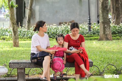 Du khách nước ngoài vật vã vì nắng nóng - Ảnh 7. Du khách nước ngoài vật vã vì nắng nóng - Ảnh 7.