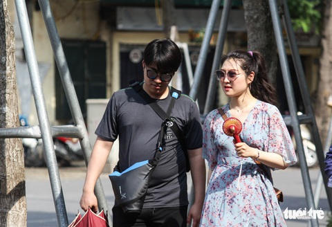 Du khách nước ngoài vật vã vì nắng nóng - Ảnh 8. Du khách nước ngoài vật vã vì nắng nóng - Ảnh 8.