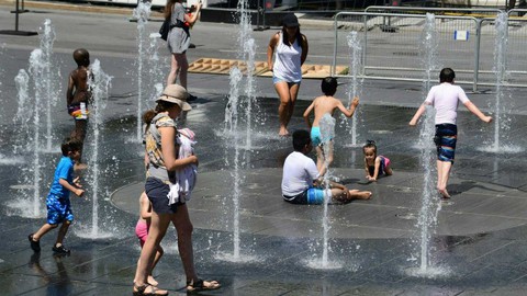 Nắng nóng nghiêm trọng tại nhiều khu vực ở Đức và Canada - Ảnh 1. Nắng nóng nghiêm trọng tại nhiều khu vực ở Đức và Canada - Ảnh 1.