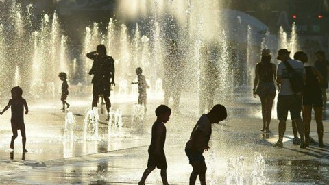 Khó tin với bánh xe phủ kín nhựa đường vì nắng nóng - Ảnh 2. Khó tin với bánh xe phủ kín nhựa đường vì nắng nóng - Ảnh 2.