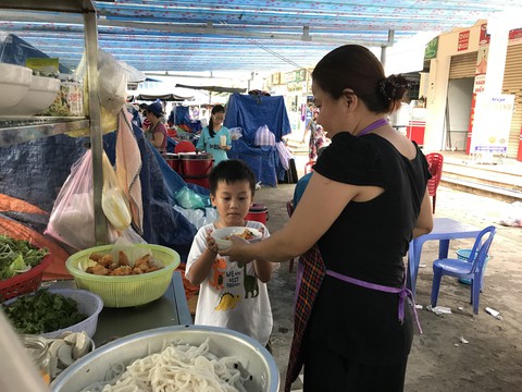 Lớn lên từ gánh bún của bà, của mẹ - Ảnh 3. Lớn lên từ gánh bún của bà, của mẹ - Ảnh 3.