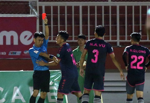 Cầu thủ Sài Gòn và Thanh Hóa suýt đánh nhau trong 10 phút cuối - Ảnh 4. Cầu thủ Sài Gòn và Thanh Hóa suýt đánh nhau trong 10 phút cuối - Ảnh 4.