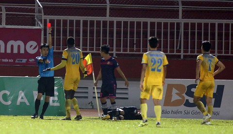 Cầu thủ Sài Gòn và Thanh Hóa suýt đánh nhau trong 10 phút cuối - Ảnh 5. Cầu thủ Sài Gòn và Thanh Hóa suýt đánh nhau trong 10 phút cuối - Ảnh 5.