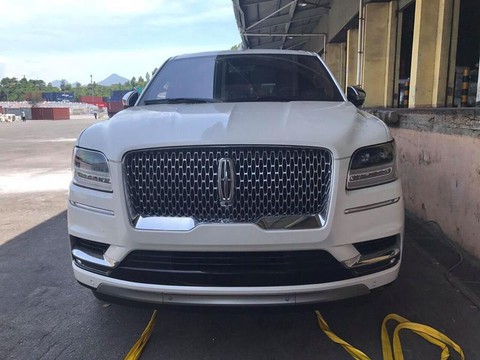 Siêu SUV Lincoln Navigator Black Label L 2018 đầu tiên đặt lốp đến Việt Nam - Ảnh 1. Siêu SUV Lincoln Navigator Black Label L 2018 đầu tiên đặt lốp đến Việt Nam - Ảnh 1.