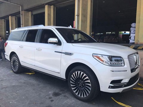 Siêu SUV Lincoln Navigator Black Label L 2018 đầu tiên đặt lốp đến Việt Nam - Ảnh 2. Siêu SUV Lincoln Navigator Black Label L 2018 đầu tiên đặt lốp đến Việt Nam - Ảnh 2.
