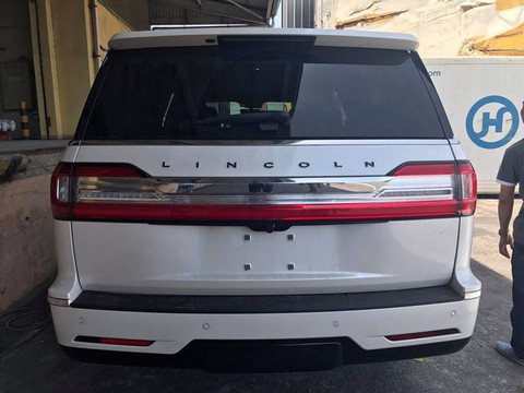 Siêu SUV Lincoln Navigator Black Label L 2018 đầu tiên đặt lốp đến Việt Nam - Ảnh 3. Siêu SUV Lincoln Navigator Black Label L 2018 đầu tiên đặt lốp đến Việt Nam - Ảnh 3.