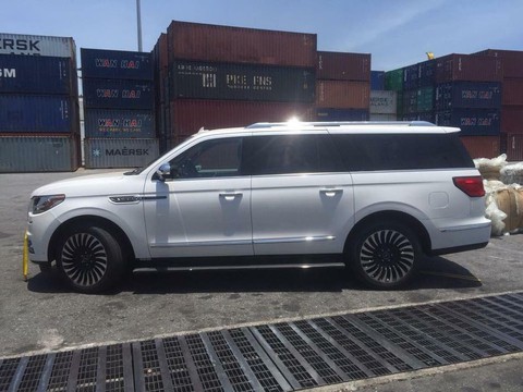 Siêu SUV Lincoln Navigator Black Label L 2018 đầu tiên đặt lốp đến Việt Nam - Ảnh 4. Siêu SUV Lincoln Navigator Black Label L 2018 đầu tiên đặt lốp đến Việt Nam - Ảnh 4.