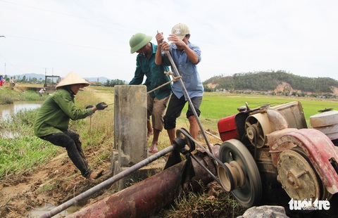 Dân Nghệ An căng mình vét nước cứu lúa - Ảnh 1. Dân Nghệ An căng mình vét nước cứu lúa - Ảnh 1.
