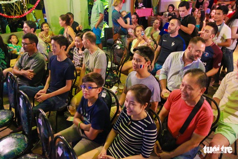 Tổng lãnh sự Pháp tại Sài Gòn cùng fan ăn mừng chiến thắng - Ảnh 1. Tổng lãnh sự Pháp tại Sài Gòn cùng fan ăn mừng chiến thắng - Ảnh 1.
