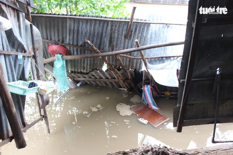 Nhà dân ở Bạc Liêu trôi sông vì sạt lở lúc sáng sớm - Ảnh 2. Nhà dân ở Bạc Liêu trôi sông vì sạt lở lúc sáng sớm - Ảnh 2.