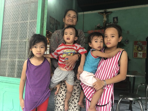 Tuổi thơ em vắng nụ cười, xa vòng tay cha mẹ - Ảnh 1. Tuổi thơ em vắng nụ cười, xa vòng tay cha mẹ - Ảnh 1.
