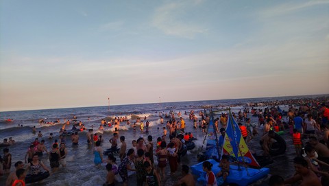 Nắng nóng, du khách đổ về các bãi biển Thanh Hóa - Ảnh 1. Nắng nóng, du khách đổ về các bãi biển Thanh Hóa - Ảnh 1.