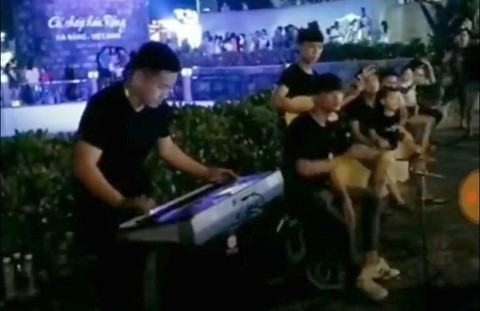 Chơi nhạc đường phố có cần xin phép? - Ảnh 3. Chơi nhạc đường phố có cần xin phép? - Ảnh 3.