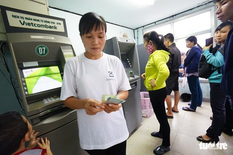 ‘Ông lớn’ ngân hàng lội ngược dòng giảm phí rút tiền ATM - Ảnh 1. ‘Ông lớn’ ngân hàng lội ngược dòng giảm phí rút tiền ATM - Ảnh 1.