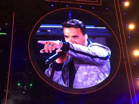 Chủ nhân siêu hit Despacito quẩy gần 60 phút dưới mưa tại Đà Nẵng - Ảnh 3. Chủ nhân siêu hit Despacito quẩy gần 60 phút dưới mưa tại Đà Nẵng - Ảnh 3.