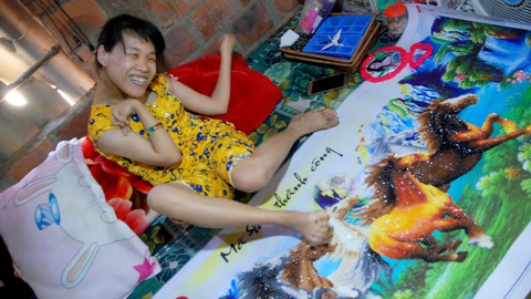 Cô gái đứng dậy bằng nụ cười - Ảnh 1. Cô gái đứng dậy bằng nụ cười - Ảnh 1.