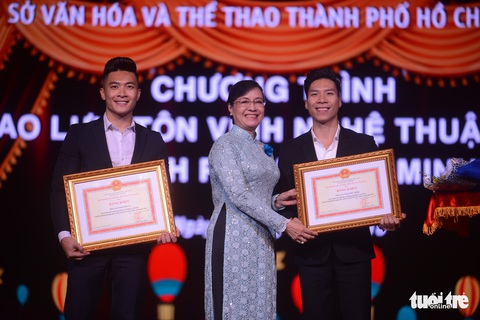 Quốc Cơ, Quốc Nghiệp nhận bằng khen của bộ và UBND TP.HCM - Ảnh 1. Quốc Cơ, Quốc Nghiệp nhận bằng khen của bộ và UBND TP.HCM - Ảnh 1.