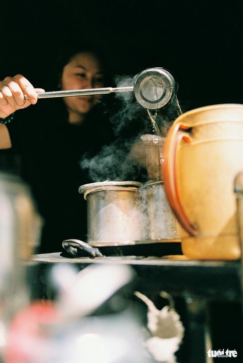 Cà phê vợt có gì khiến bạn trẻ Sài Gòn mê đắm? - Ảnh 2. Cà phê vợt có gì khiến bạn trẻ Sài Gòn mê đắm? - Ảnh 2.
