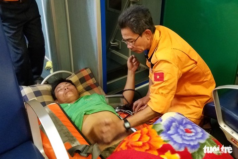 Cứu ngư dân đau ruột thừa trên biển Hoàng Sa - Ảnh 1. Cứu ngư dân đau ruột thừa trên biển Hoàng Sa - Ảnh 1.