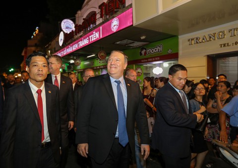 Ngoại trưởng Mỹ Mike Pompeo dạo phố cổ Hà Nội - Ảnh 3. Ngoại trưởng Mỹ Mike Pompeo dạo phố cổ Hà Nội - Ảnh 3.
