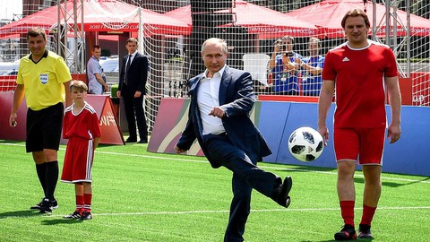 Tổng thống Putin tự hào về các chú gấu Nga dù thất bại ở World Cup - Ảnh 3. Tổng thống Putin tự hào về các chú gấu Nga dù thất bại ở World Cup - Ảnh 3.