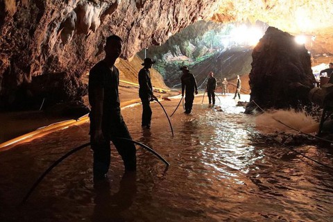 Mưa lớn tại hang Tham Luang, cứu hộ Thái Lan chạy đua với thời gian - Ảnh 1. Mưa lớn tại hang Tham Luang, cứu hộ Thái Lan chạy đua với thời gian - Ảnh 1.