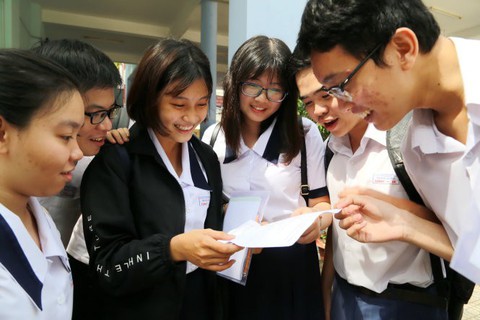Văn, toán đã có điểm 9, 10, phụ huynh thở phào - Ảnh 1. Văn, toán đã có điểm 9, 10, phụ huynh thở phào - Ảnh 1.