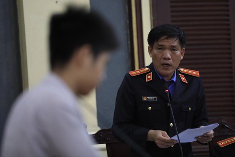 Nghi phạm thảm sát gia đình 5 người ở Bình Tân lạnh lùng hầu tòa - Ảnh 4. Nghi phạm thảm sát gia đình 5 người ở Bình Tân lạnh lùng hầu tòa - Ảnh 4.