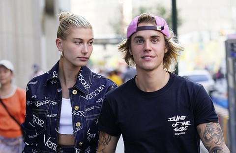 Justin Bieber đính hôn, khoe nhẫn kim cương hoành tráng - Ảnh 1. Justin Bieber đính hôn, khoe nhẫn kim cương hoành tráng - Ảnh 1.