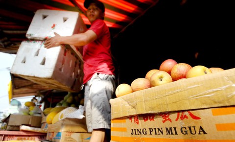 Đối phó với sức ép khủng khiếp từ hàng Trung Quốc như thế nào? - Ảnh 1. Đối phó với sức ép khủng khiếp từ hàng Trung Quốc như thế nào? - Ảnh 1.