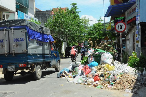 Dân không cho xe chở rác vào bãi, rác ùn ứ khắp TP Quảng Ngãi - Ảnh 2. Dân không cho xe chở rác vào bãi, rác ùn ứ khắp TP Quảng Ngãi - Ảnh 2.
