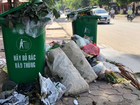 Dân không cho xe chở rác vào bãi, rác ùn ứ khắp TP Quảng Ngãi - Ảnh 5. Dân không cho xe chở rác vào bãi, rác ùn ứ khắp TP Quảng Ngãi - Ảnh 5.