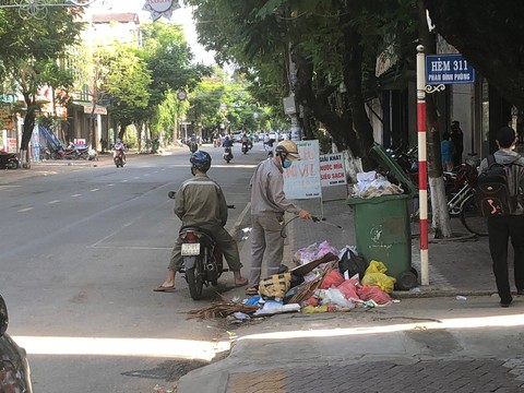Dân không cho xe chở rác vào bãi, rác ùn ứ khắp TP Quảng Ngãi - Ảnh 4. Dân không cho xe chở rác vào bãi, rác ùn ứ khắp TP Quảng Ngãi - Ảnh 4.