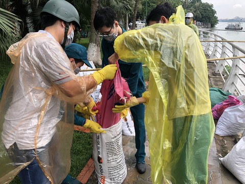 Cá chết nổi trắng hồ Tây do thay đổi thời tiết? - Ảnh 5. Cá chết nổi trắng hồ Tây do thay đổi thời tiết? - Ảnh 5.