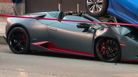 Lamborghini Huracan Spyder chui gầm Honda Civic - Ảnh 1. Lamborghini Huracan Spyder chui gầm Honda Civic - Ảnh 1.