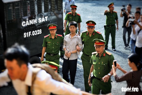 Nghi phạm thảm sát gia đình 5 người ở Bình Tân lạnh lùng hầu tòa - Ảnh 1. Nghi phạm thảm sát gia đình 5 người ở Bình Tân lạnh lùng hầu tòa - Ảnh 1.