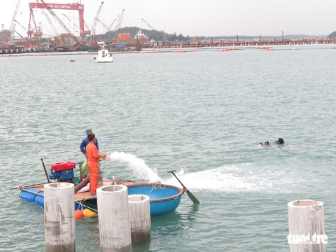 Bắt đầu khai quật tàu cổ chìm ở vịnh Dung Quất - Ảnh 3. Bắt đầu khai quật tàu cổ chìm ở vịnh Dung Quất - Ảnh 3.