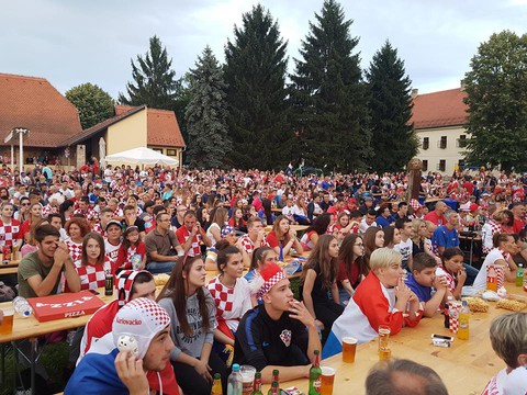Sao Croatia chi tiền mua bia đãi cổ động viên tại quê nhà - Ảnh 2. Sao Croatia chi tiền mua bia đãi cổ động viên tại quê nhà - Ảnh 2.
