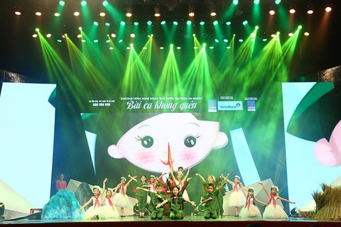 Đêm nhạc “Bài ca không quên” trở về ký ức thời hoa lửa - Ảnh 3. Đêm nhạc “Bài ca không quên” trở về ký ức thời hoa lửa - Ảnh 3.